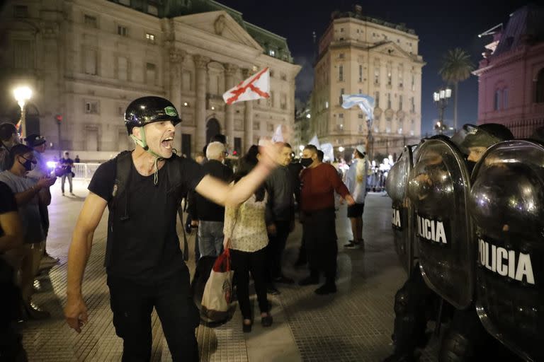 Tensión frente a la Casa Rosada entre un grupo de manifestantes y la policía