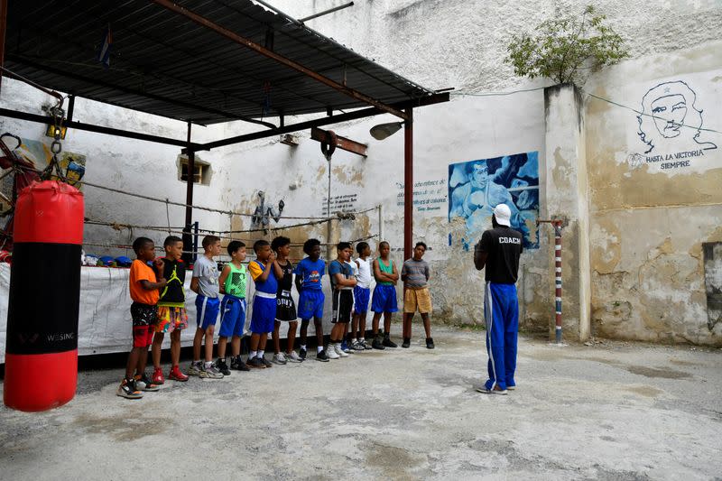 Atletas se entrenan para el boxeo en un gimnasio de La Habana