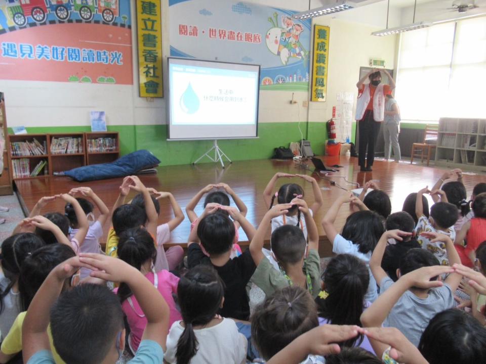 高雄市鳳山非營利幼兒園參與水資源行動課程，透過影片了解全球水資源缺乏現況。