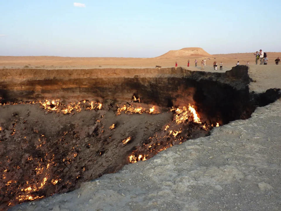 Desde a década de 70 a Cratera de Darvaza libera gases tóxicos e pega fogo sem parar (Imagem: Reprodução/plutogno/Flickr)