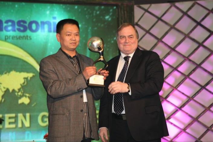 有中國農民環保第一人美名的陳法慶(左)，2011年獲頒國際綠色英雄獎，如今卻成為中共階下囚。(圖取自網路)