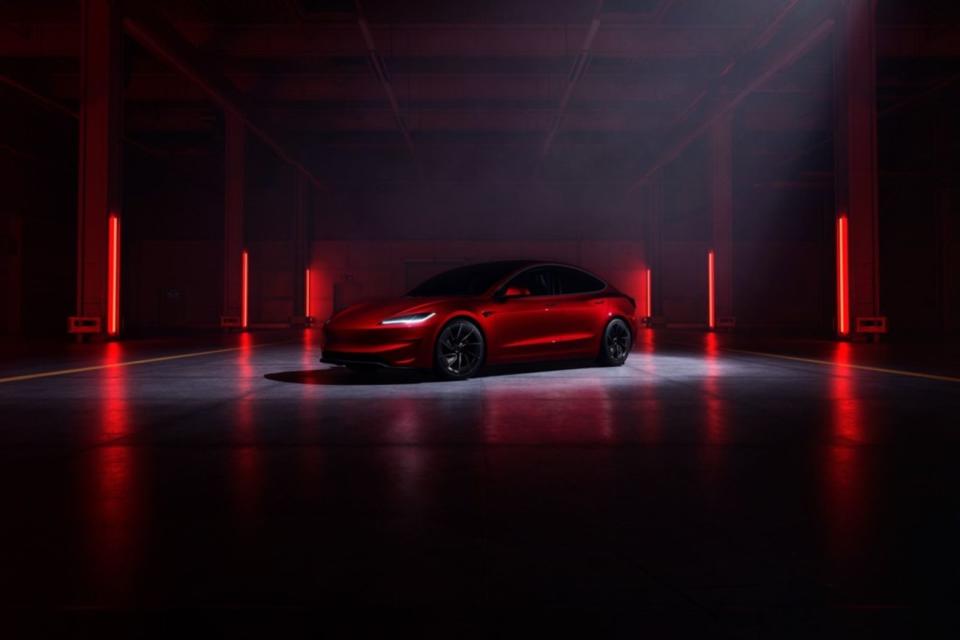 全新 Model 3 Performance 車型標準售價自 2,337,900 元起，即日起開放 Tesla 台灣官方網站訂購與客製化選配。