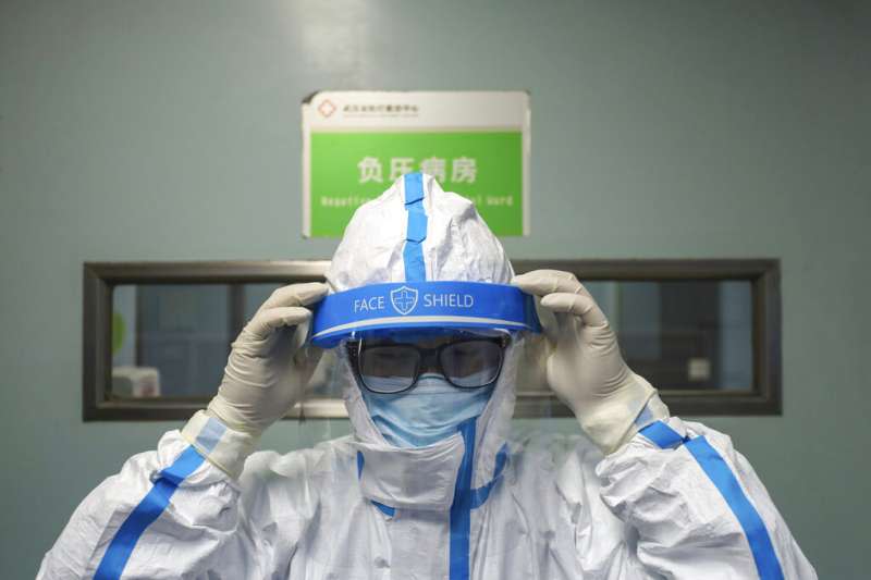 武漢肺炎肆虐，武漢的金鷹潭醫院正在努力救治病患。（美聯社）