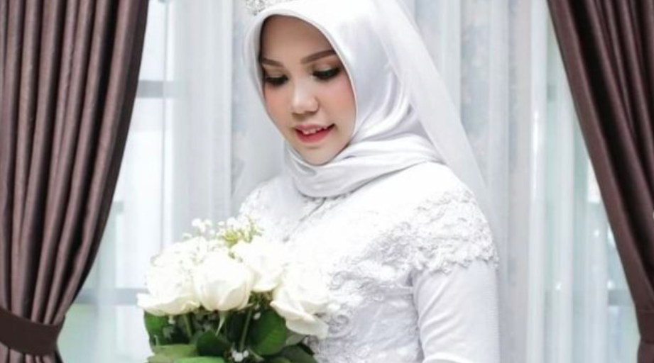 Lion Air plane crash victim's bride-to-be Intan Syari poses for a wedding photo alone.