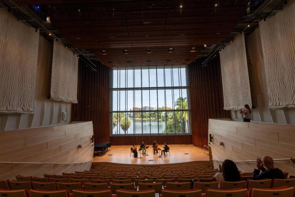 Intérpretes en el escenario de la sala de conciertos del Knight Center for Music Innovation de la Universidad de Miami.