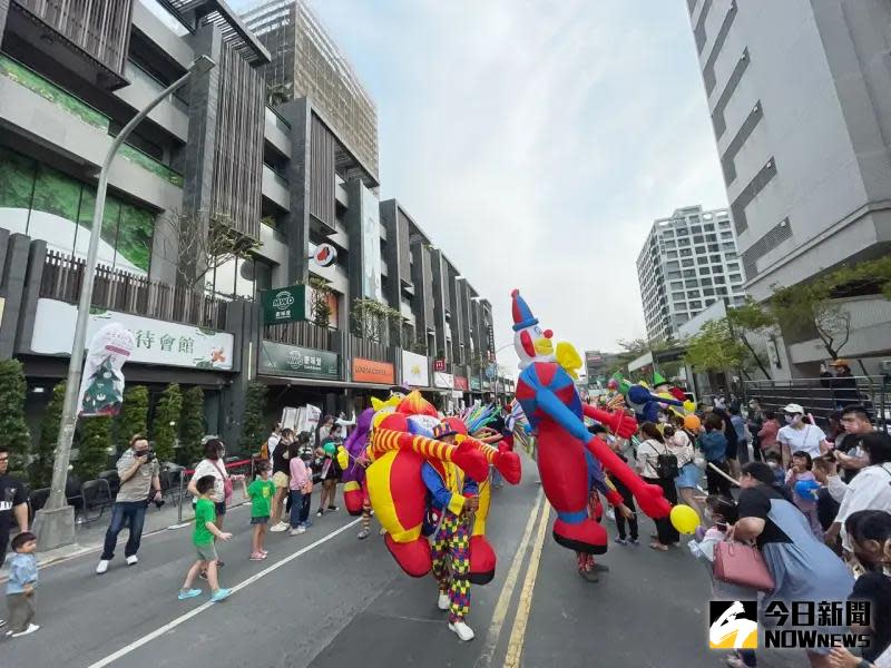 ▲「歡樂踩街大遊行」熱鬧的氛圍吸引眾多親子一同前往同樂。（圖／記者陳美嘉攝，2023.12.16）