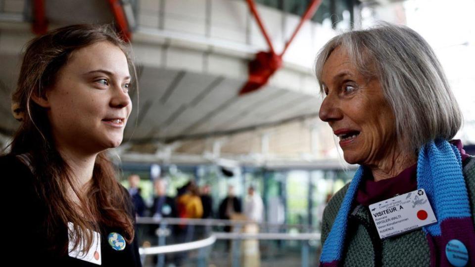 Greta Thunberg con una de las ganadoras del caso judicial.