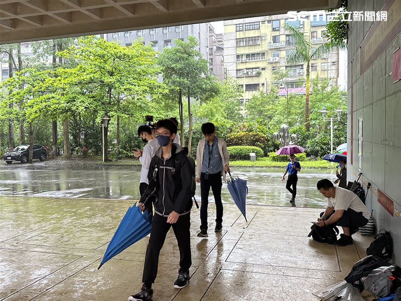  一早不少家長陪同孩子一起來考場。（圖／記者谷庭攝）