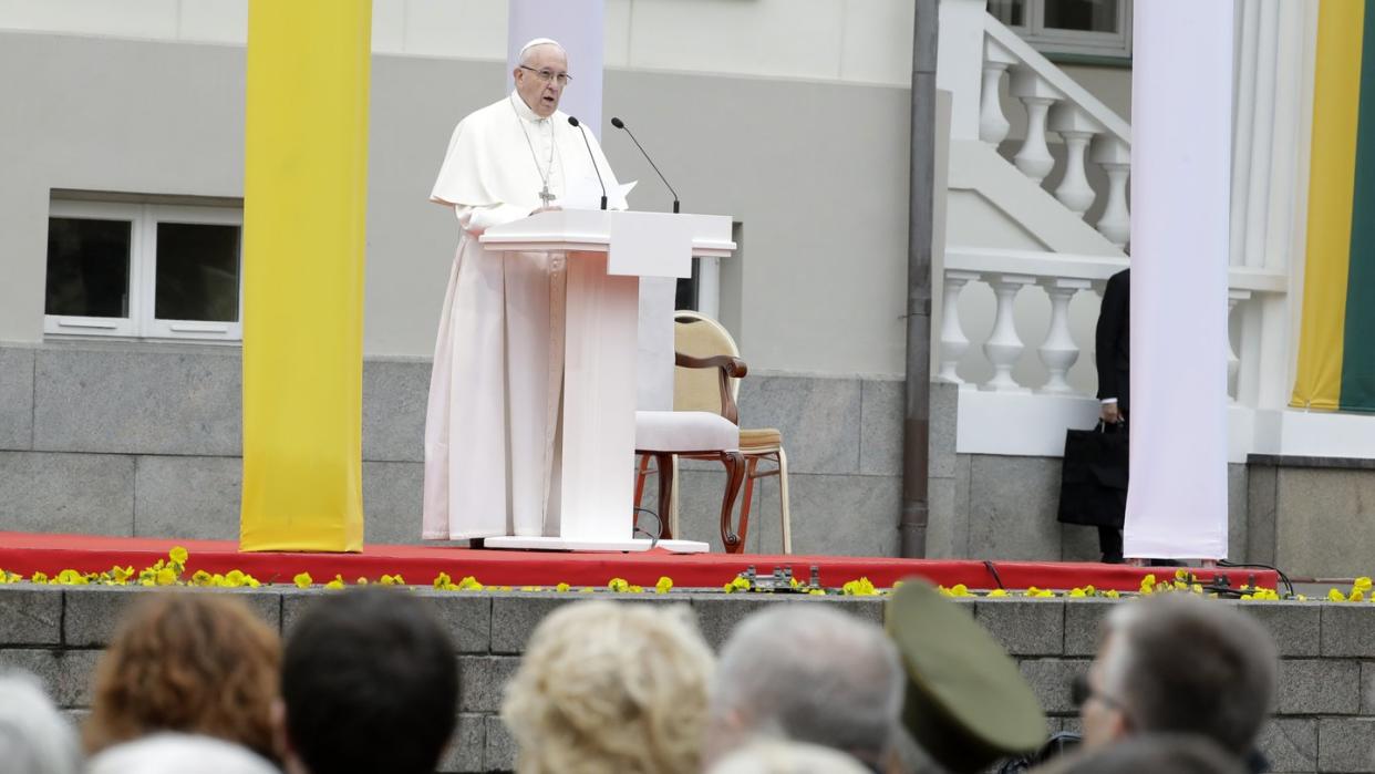 Papst Franziskus überbringt seine Botschaft auf dem Platz vor dem Präsidentenpalast in Vilnius. Foto: Andrew Medichini/AP