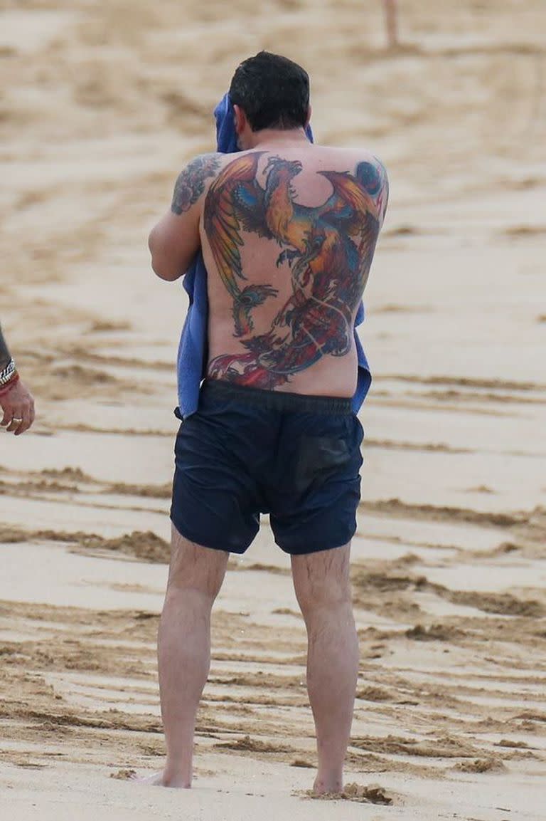 El actor tiene un tatuaje de ave fénix en la espalda que JLo odia. Fuente: Backgrid