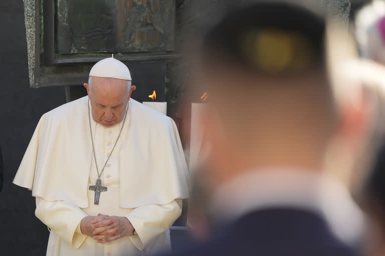 Francisco rezando durante un encuentro con miembros de la comunidad judía en Bratislava, Eslovaquia. (AP Foto/Gregorio Borgia, Archivo)