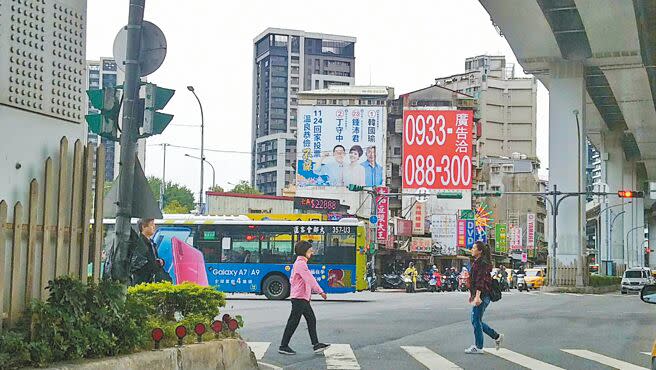 《台北市競選廣告物管理自治條例》修正草案，台北市議會3日三讀通過，最快2024年選舉，街頭恐無競選看板。（本報資料照片）