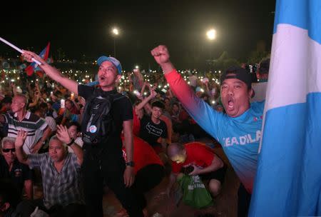 Supporters of Mahathir Mohamad, former Malaysian prime minister and opposition candidate for Pakatan Harapan (Alliance of Hope), celebrate outside the hotel, where Mahathir Mohamad held news conference, in Petaling Jaya, Malaysia, May 10, 2018. REUTERS/Athit Perawongmetha