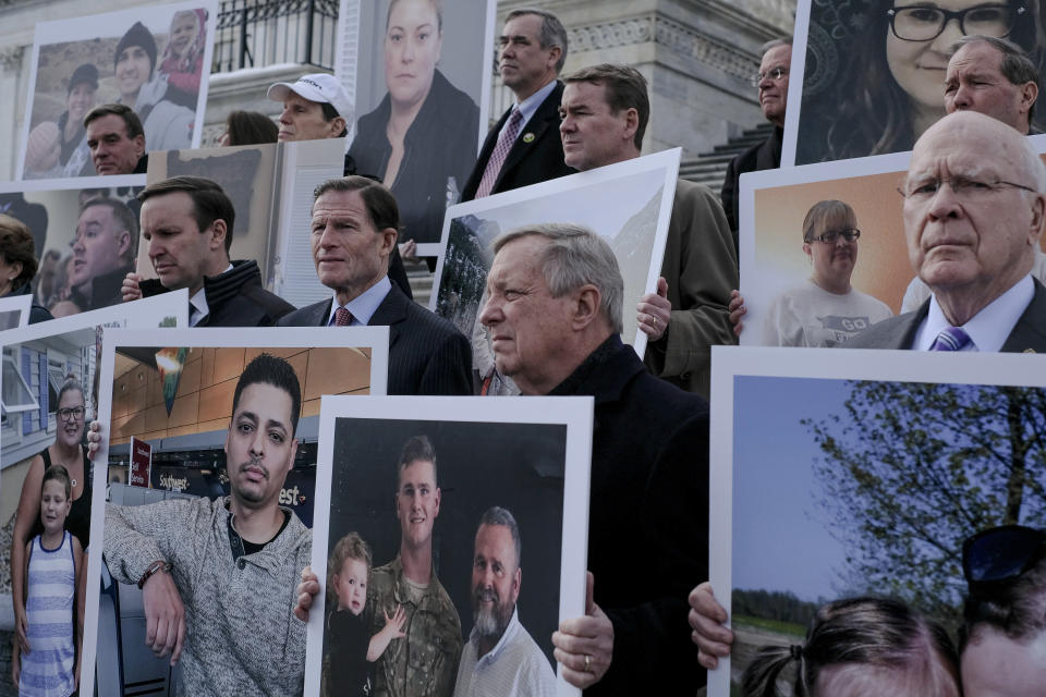 Senadores demócratas caminan por las escaleras del Capitolio de Estados Unidos mientras sostienen imágenes de trabajadores federales suspendidos, durante una conferencia de prensa para pedir el fin del cierre parcial del gobierno, en Washington, 16 de enero de 2019. (Gabriella Demczuk/The New York Times)
