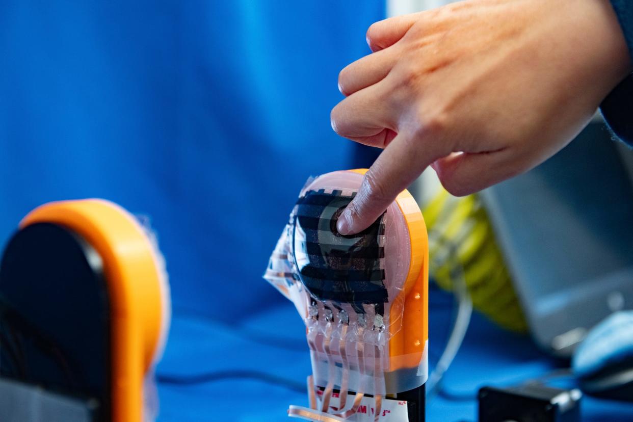 E-skin technology developed by University of Texas researchers employs both capacitative and resistive responses to pressure.