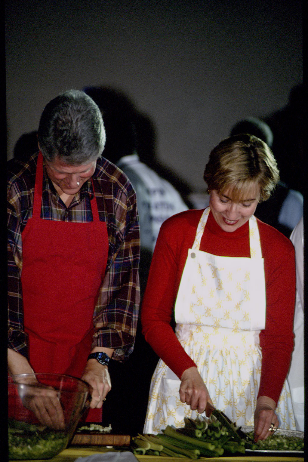 THE CLINTONS HELP OUT WITH THANKSGIVING