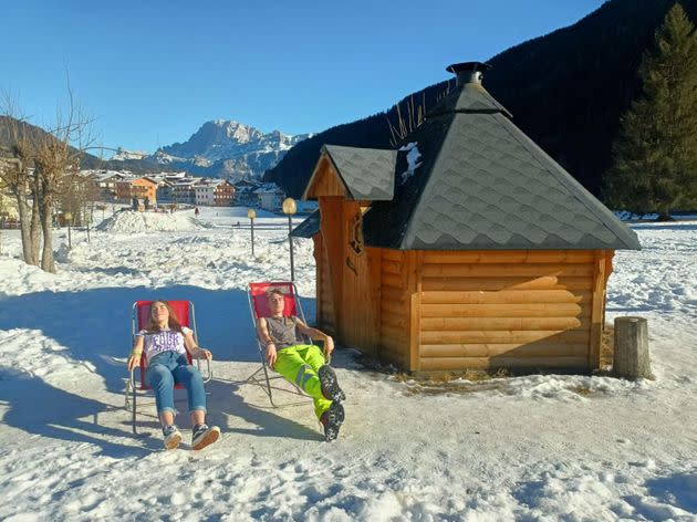 Tempo soleggiato e clima straordinariamente mite in montagna a causa dell'anticiclone africano: ragazzi prendono il sole in t-shirt sulla piana innevata di Falcade, sulle Dolomiti bellunesi, 31 dicembre 2021.
ANSA/ANTONELLA SCHENA (Photo: ANTONELLA SCHENA ANSA)