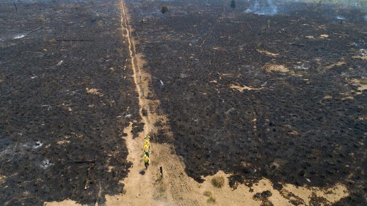 Mitarbeiter der staatlichen brasilianischen Umweltbehörde IBAMA unterhalten sich mit einem Bauer auf einer verbrannten Fläche. Zahlreiche Politiker haben Zweifel an der Umsetzung des EU-Handelsabkommens mit dem südamerikanischen Staatenbund Mercosur. Foto: dpa