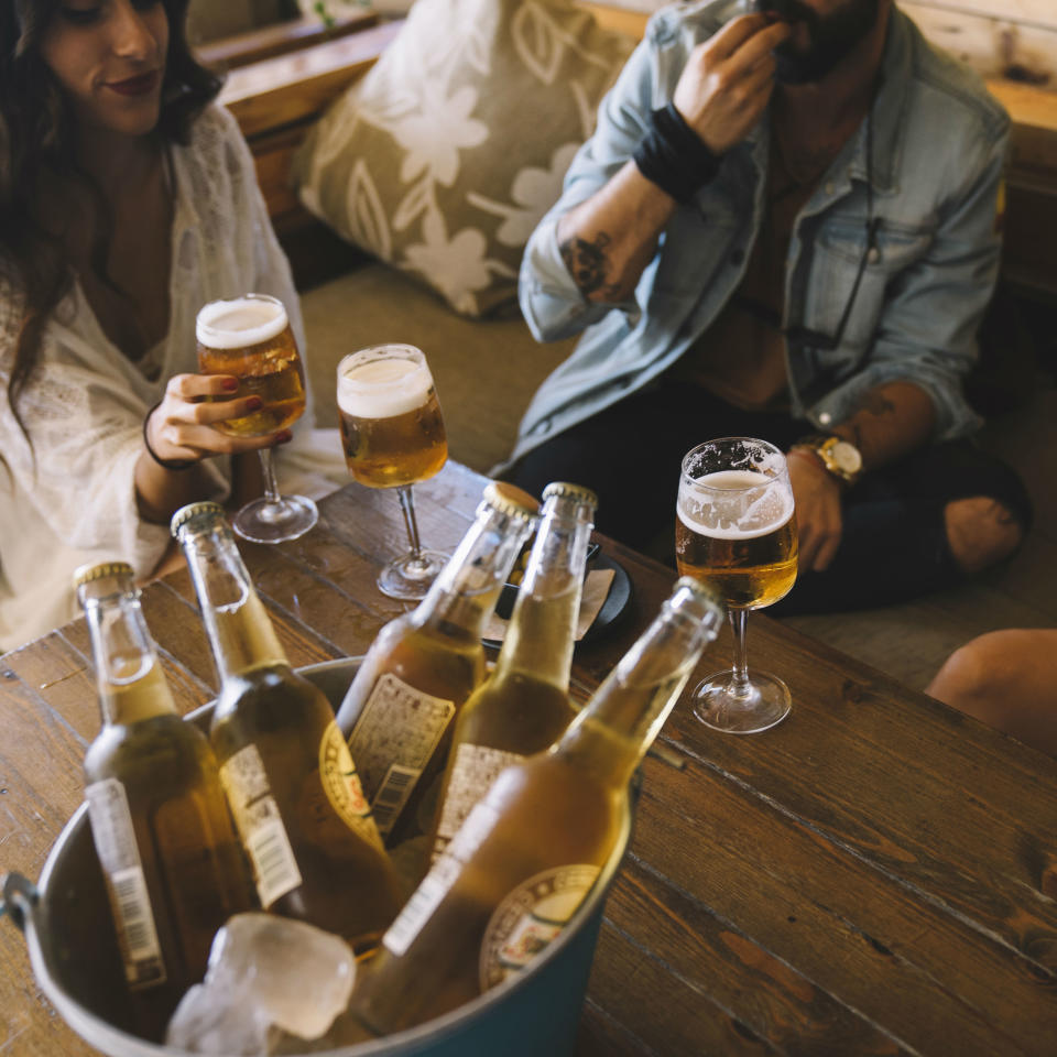 <p>Si estás pensando en hacer deporte después de tomar unas cervezas con tus amigos, vete quitándote esa idea de la cabeza. El alcohol aumenta las posibilidades de sufrir una lesión y encima deshidrata. (Foto: <a rel="nofollow noopener" href="https://www.freepik.es/" target="_blank" data-ylk="slk:Freepik;elm:context_link;itc:0;sec:content-canvas" class="link ">Freepik</a>). </p>