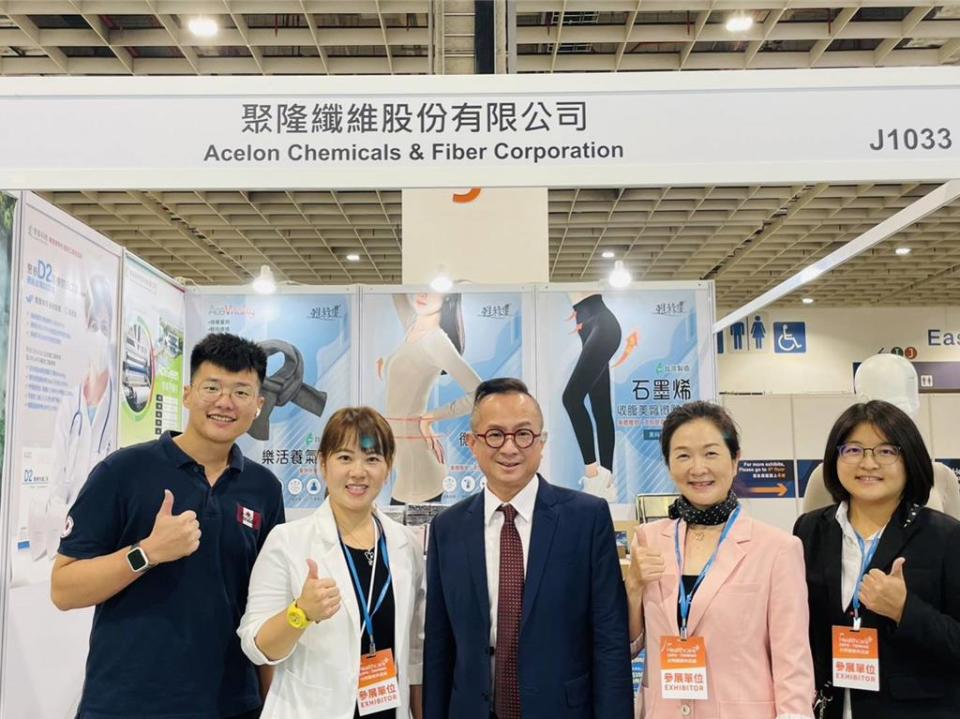 圖文：尼龍加工絲廠聚隆在今年的台灣醫療展推出創新石墨烯機能居家紡織品。圖中為聚茂生技總經理賴明毅。圖／袁延壽