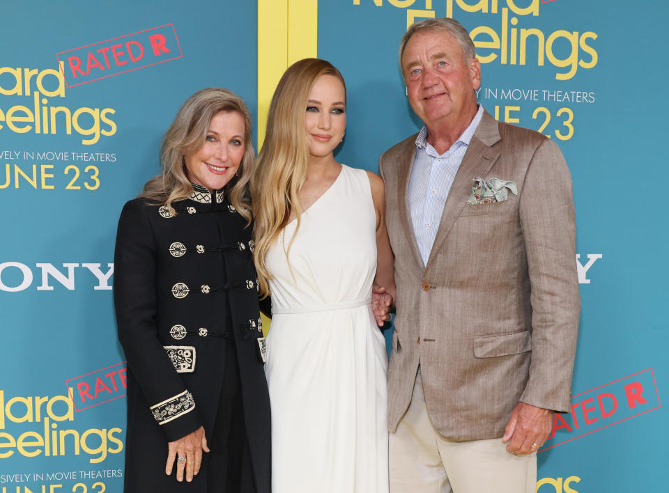 Jennifer Lawrence junto a sus padres Karen y Gary Lawrence en el estreno de 