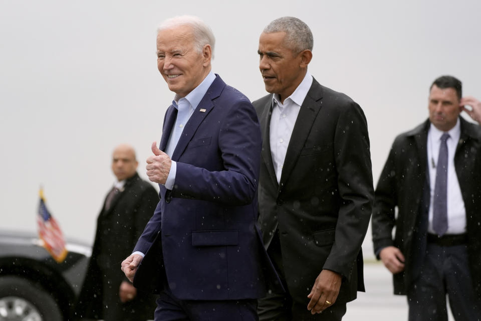 El presidente Joe Biden, izquierda, y el expresidente Barack Obama llegan en el avión presidencial al Aeropuerto Internacional John F. Kennedy, el jueves 28 de marzo de 2024, en Nueva York. (AP Foto/Alex Brandon)