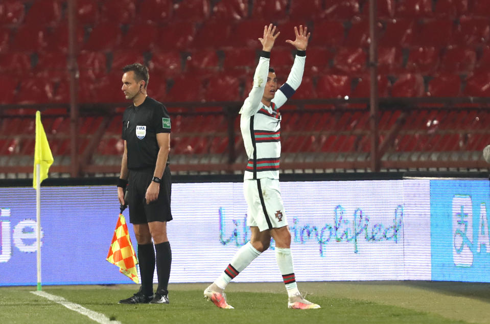 Cristiano Ronaldo, de la selección de Portugal, protesta durante el partido de la eliminatoria mundialista ante Serbia, disputado el sábado 27 de marzo de 2021 en Belgrado (AP Foto/Darko Vojinovic)