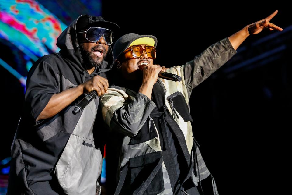 Ang will.i.am (kaliwa) at Apl.de.Ap ng Black Eyed Peas, na ipinakitang gumaganap sa Serbia noong Hulyo 2024, ay magiging bahagi ng 2025 residency ng grupo sa Las Vegas, na kinabibilangan ng bagong miyembro ng AI na nagngangalang Vida.