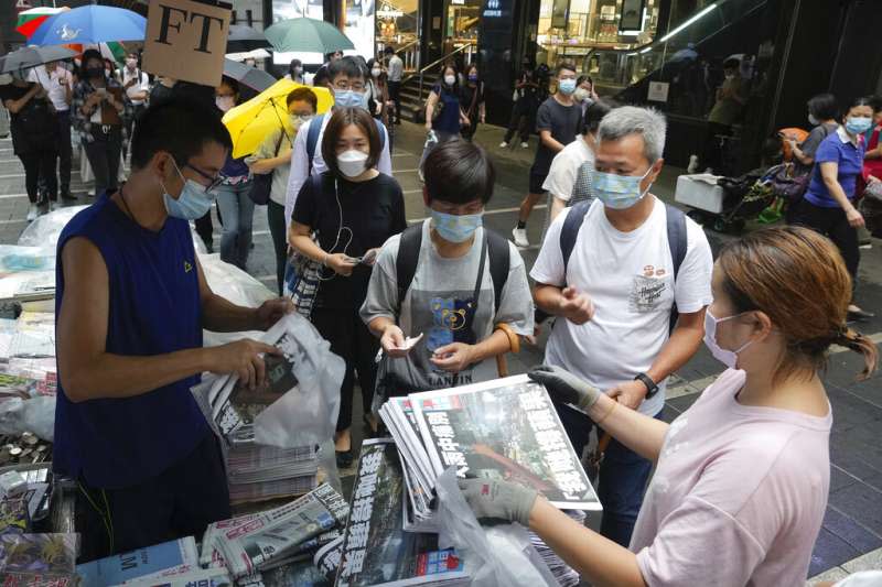 2021年6月24日，許多香港市民搶購最後一期《蘋果日報》。（美聯社）