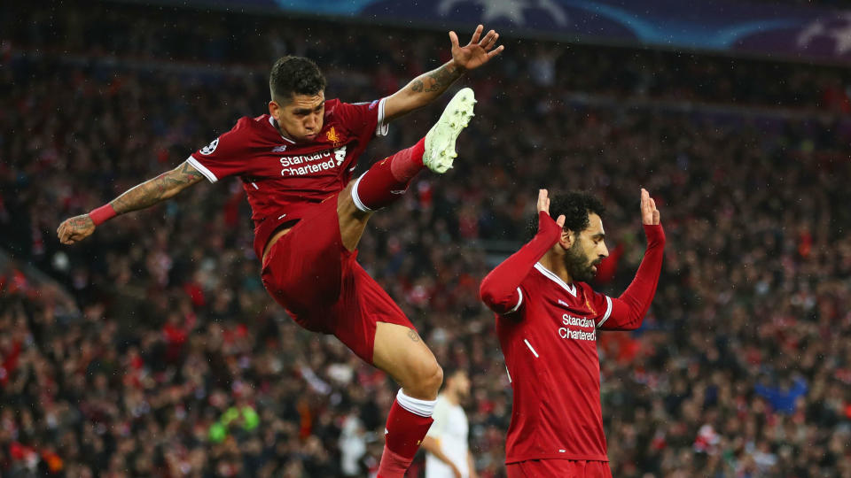 Roberto Firmino celebrando un gol del Liverpool con Mohamed Salah / Foto: Goal