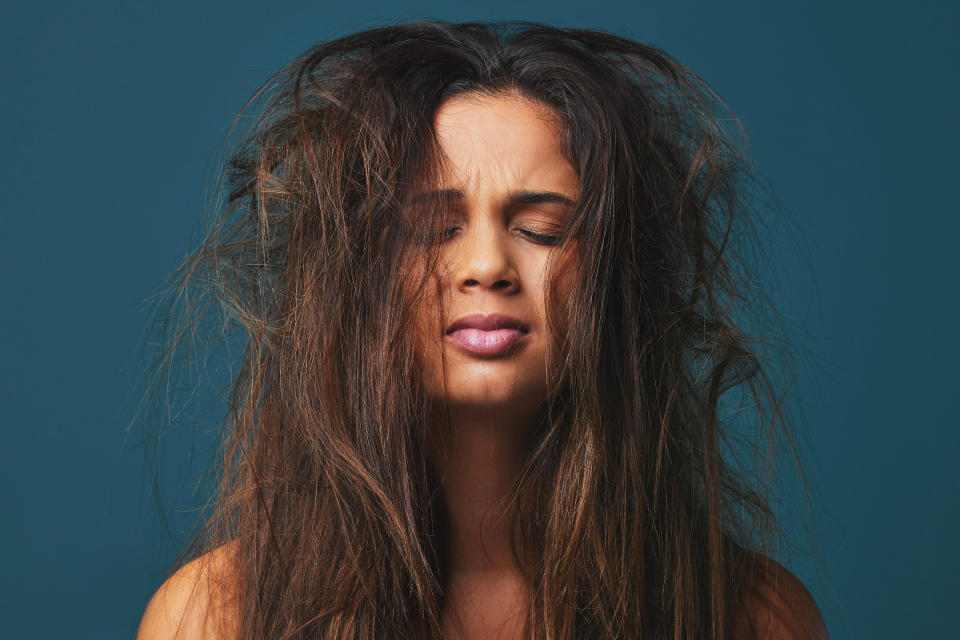 Facteurs extérieurs ou colorations excessives, voici comment soigner ses cheveux abîmés (Photo : Getty Images)