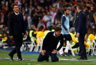 El entrenador de Boca Juniors, Guillermo Barros Schelotto, y el entrenador asistente, Gustavo Barros Schelotto, reaccionan durante el partido por la final de la Copa Libertadores, Segunda etapa, en el estadio Santiago Bernabéu, Madrid, España, 9 de diciembre de 2018. REUTERS/Juan Medina