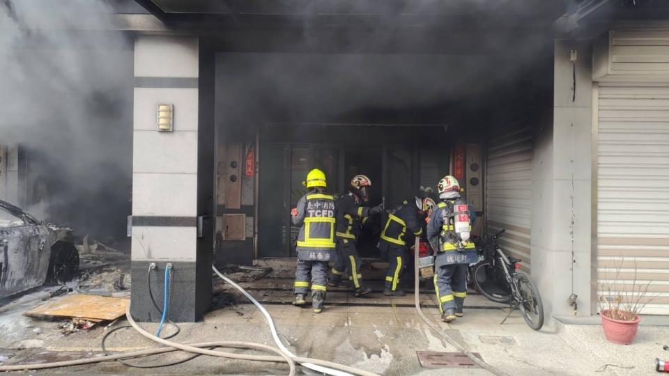台中市大雅區11日發生民宅火警，火勢撲滅後，找到3人命喪火窟。民眾提供