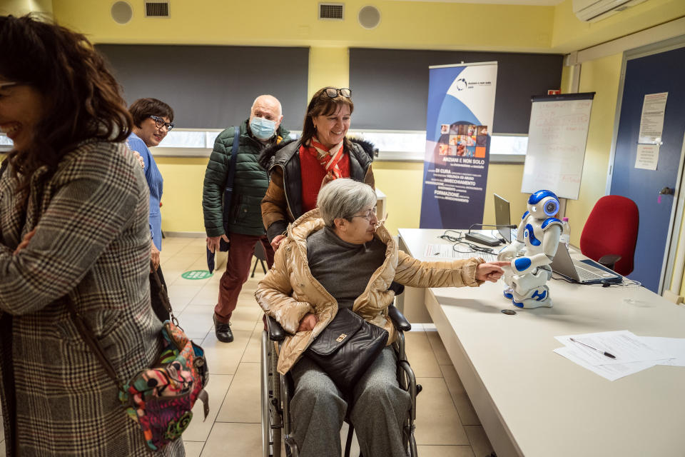 Bona Poli, de 85 años, pide al robot Nao que le cuente una historia durante un grupo de discusión en Carpi, Italia, el 6 de marzo de 2023. (Alessandro Grassani/The New York Times)