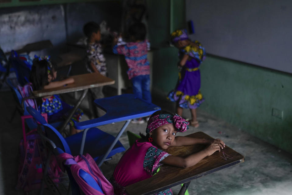 Los estudiantes asisten a clases en la isla Gardi Sugdub, parte del archipiélago de San Blas frente a la costa caribeña de Panamá, el lunes 27 de mayo de 2024. Debido al aumento del nivel del mar, unas 300 familias indígenas Guna se trasladarán a nuevas casas, construidas por el gobierno, en el continente. (Foto AP/Matías Delacroix)