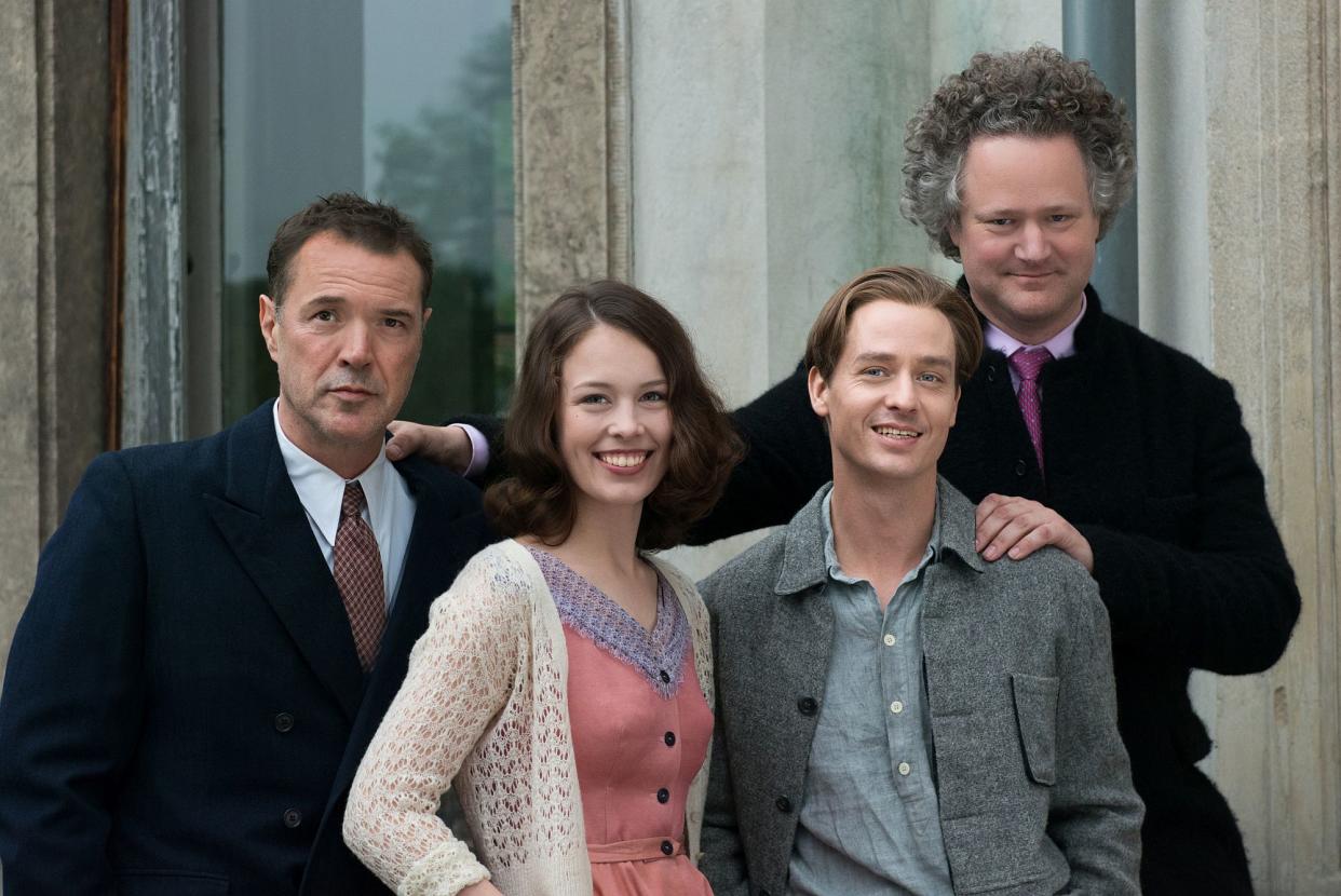 Florian Henckel von Donnersmarck (rechts hinten) mit den Hauptdarstellern von “Werk ohne Autor”: Sebastian Koch (links), Paula Beer und Tom Schilling (Bild: The Walt Disney Company (Germany))