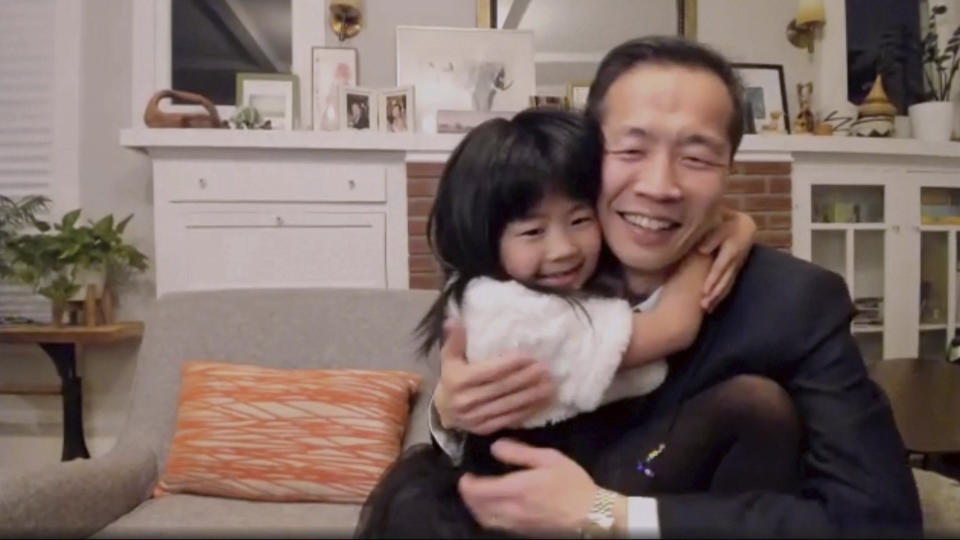 En esta imagen difundida por NBC el domingo 28 de febrero de 2021, el director Lee Isaac Chung recibe un abrazo de su hija al aceptar el Globo de Oro a la mejor película en lengua extranjera por "Minari". (NBC via AP)