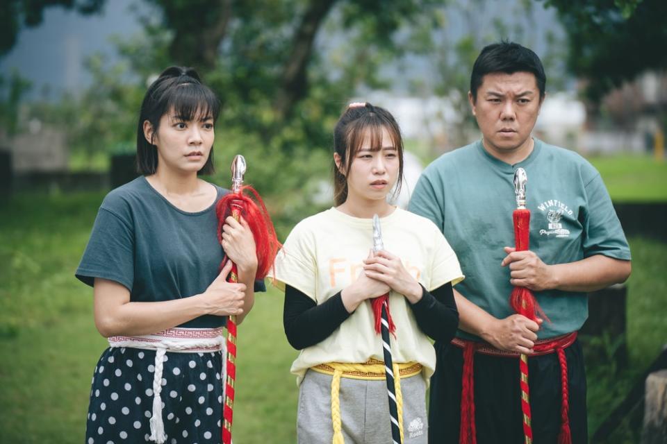 林雨宣(陳映君)、鄭茵聲(陳映月)、羅裕誴(陳應龍)三兄妹齊心發揚歌仔戲