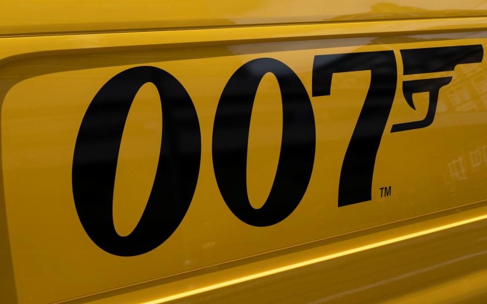 Das "007"-Logo, das Joseph Caroff einst erfand, findet sich heute sogar auf Postfahrzeugen wieder. (Bild: Mike Kemp/In Pictures via Getty Images)