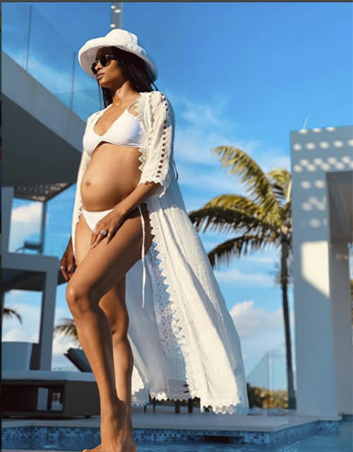 Ciara enceinte en bikini