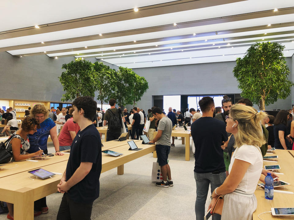 <p>La tienda consta de dos plantas que siguen el estilo minimalista desarrollado por la compañía fundada por Steve Jobs en sus últimos establecimientos. (Foto: Instagram / @lorenzoconfa). </p>