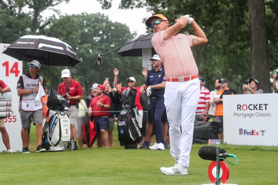 Rickie Fowler da el primer golpe en el hoyo 14 durante la cuarta ronda del Rocket Mortgage Classic en Detroit Golf Club en Detroit el domingo 2 de julio de 2023.