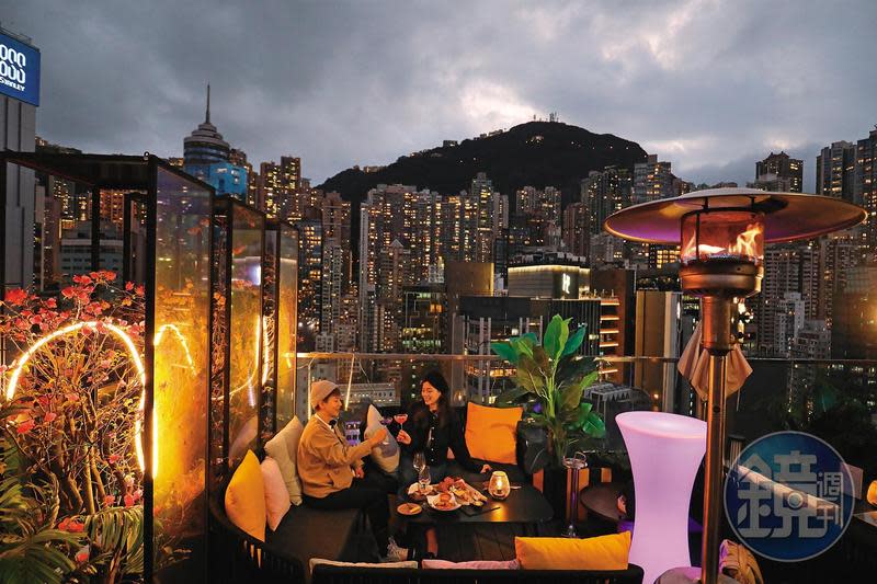 在摩天大廈林立的香港，挑選一間天台酒吧，就能以慵懶與微醺的姿態享受香港世界級夜景的魅力。