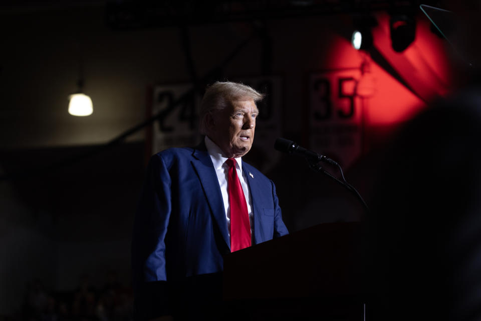 El candidato presidencial republicano, el expresidente de los Estados Unidos Donald Trump, habla con sus seguidores durante un evento de campaña en la Universidad Estatal de Saginaw Valley el 3 de octubre de 2024 en Saginaw, Michigan. (Foto de Scott Olson/Getty Images)