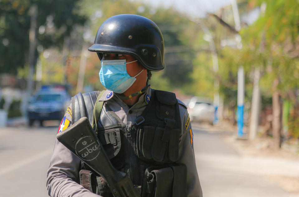 Soldaten kontrollieren die Straßen von Myanmars großen Städten, wie hier in Mandalay nach dem Militärputsch. (Bild: Kaung Zaw Hein/SOPA Images/LightRocket via Getty Images)