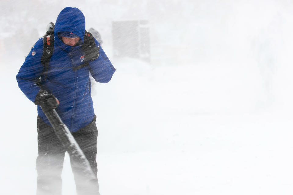 <p>A man blows snow off of the field before a game between the Buffalo Bills and Indianapolis Colts on December 10, 2017 at New Era Field in Orchard Park, New York. (Photo by Brett Carlsen/Getty Images) </p>