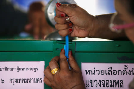 An election worker secures a ballot box at a polling station ahead of the general election in Bangkok, Thailand, March 24, 2019. REUTERS/Soe Zeya Tun