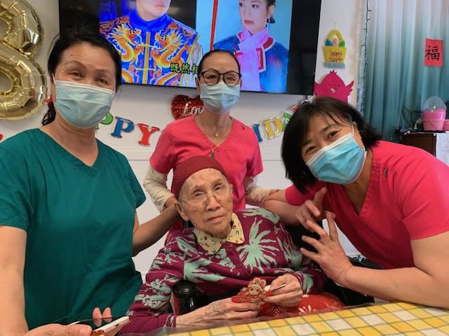 108歲人瑞施冰娥（前中）和于斌樞機紀念安養院工作人員在一起。（記者楊青／攝影）