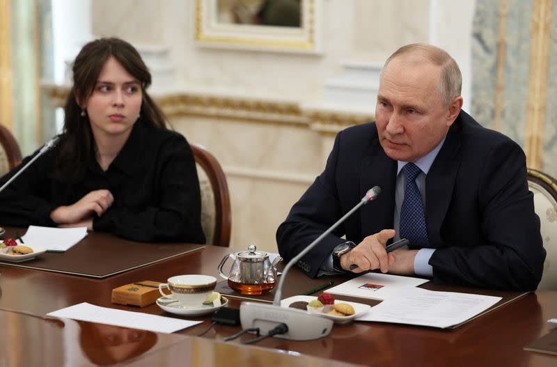 El presidente ruso, Vladímir Putin, asiste a una reunión con corresponsales de guerra en el Kremlin en Moscú