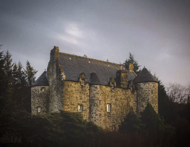 <p>The spectacular fortification was built in 1550 for John Carswell, Rector of Kilmartin Glen and later Bishop of The Isles. It was held by the Campbell Clan and then abandoned for 200 years. </p>